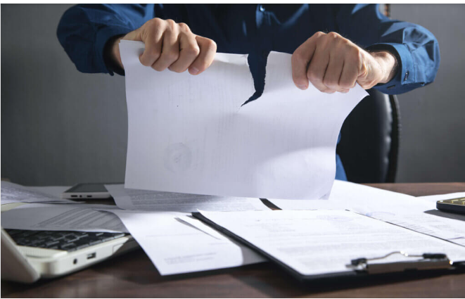 계약서에 서명하는 손과 도장