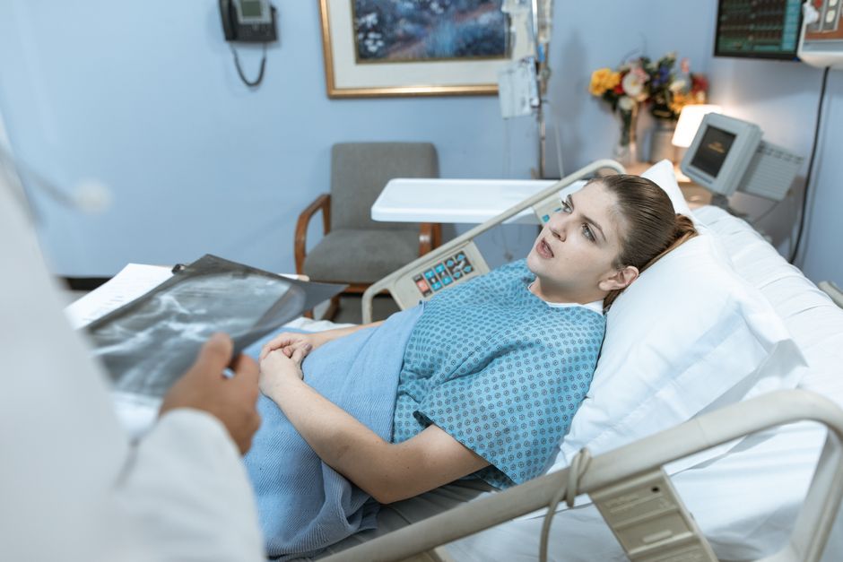 수액 치료를 받는 환자의 팔
