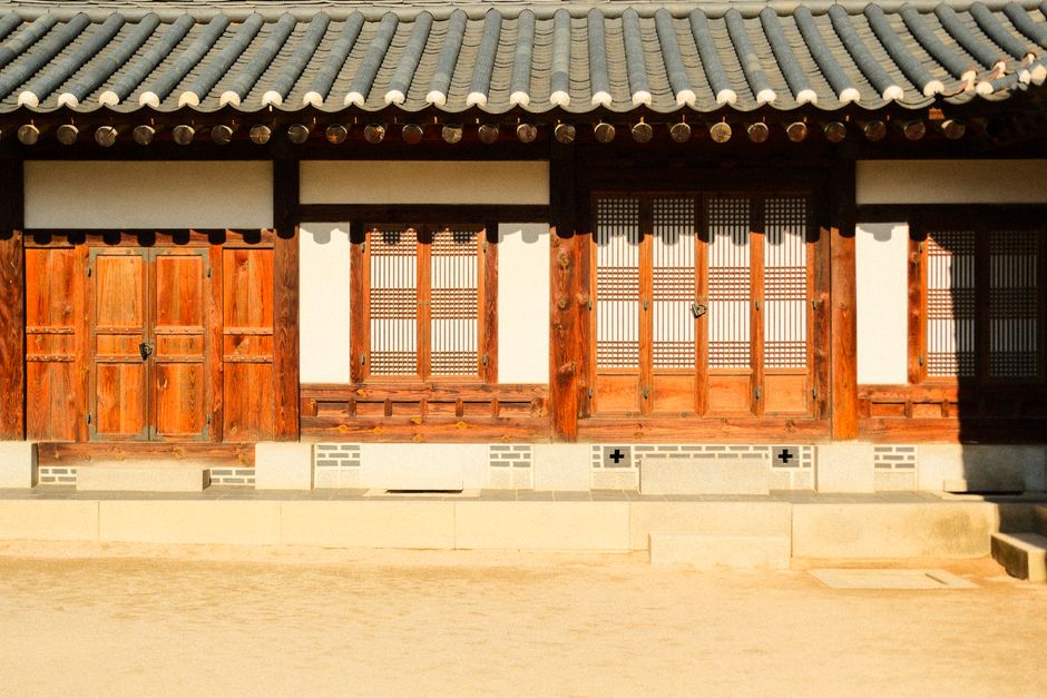 주택가와 도로가 어우러진 주거 지역 풍경