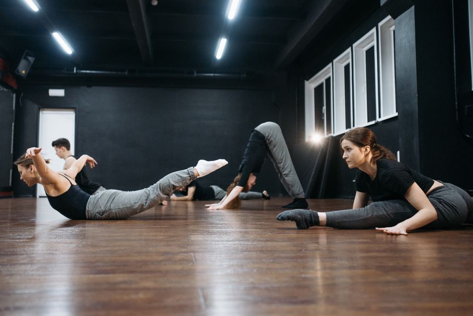 목과 어깨 스트레칭을 하는 모습